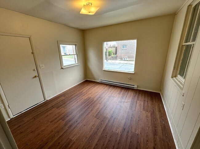Building Photo - AVAILABLE NOW! 3BR 1.5 BTH