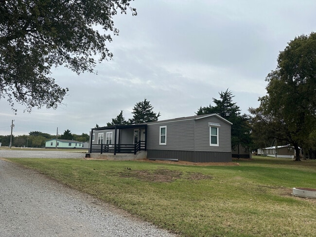 Building Photo - 5565 Bermuda Dr