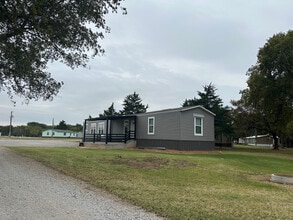 Building Photo - 5565 Bermuda Dr