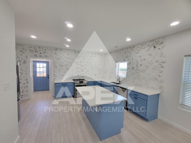 Foto del edificio - 3 Bd - 2 Ba Single family home mins from D...