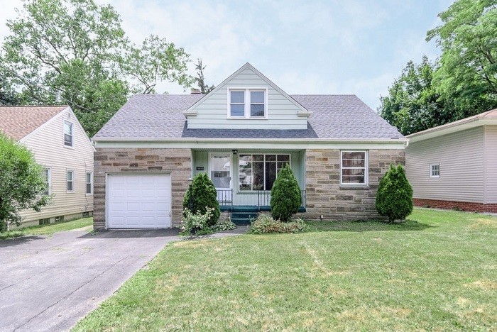 Foto principal - Spacious 4BD/2BA Home in Maple Hts