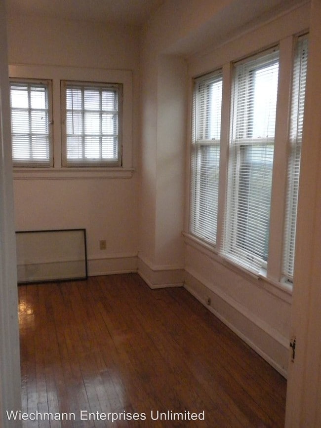 Interior Photo - Shamrock North
