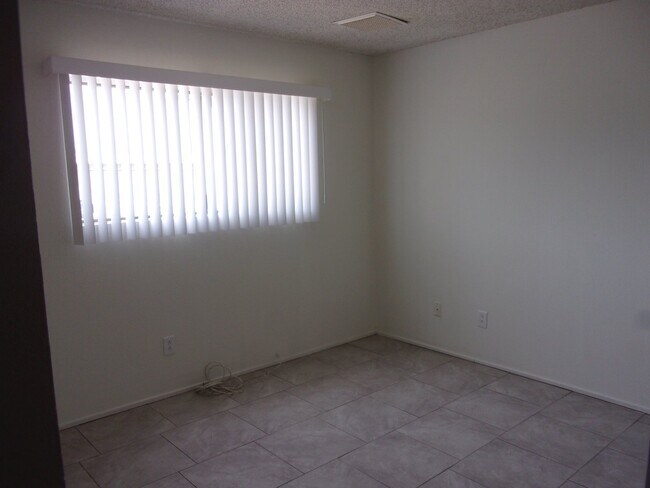 Building Photo - 2 Bedroom 1 Bath Home