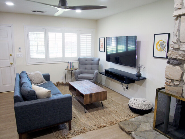 Foto del edificio - 13660 Red Hill Ave