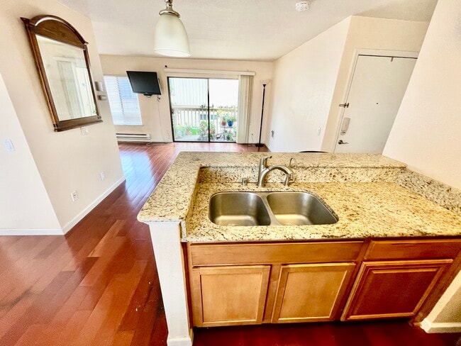 Building Photo - 300 Glenwood Cir