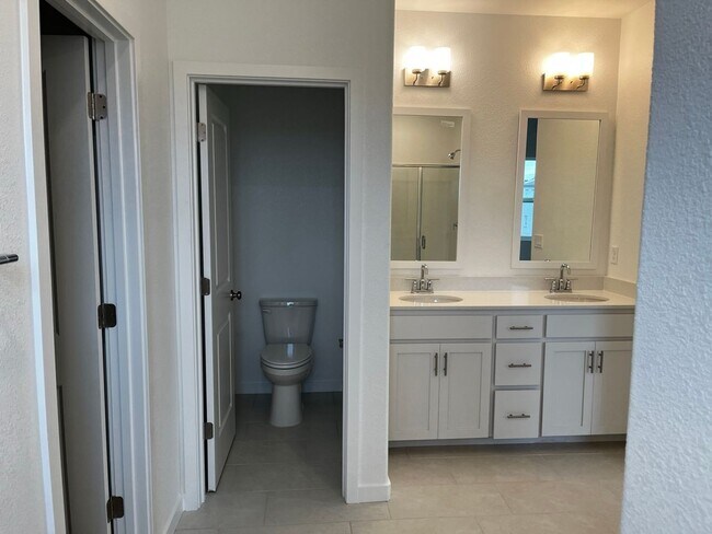Foto del edificio - New 4 Bedroom Home with Next Gen Suite + S...