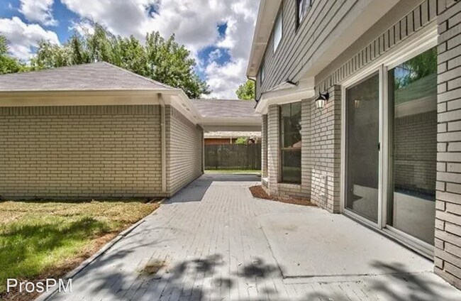 Building Photo - 5 br, 2.5 bath House - 2117 Summit Dr
