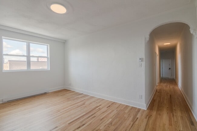 Building Photo - 4870 Chem. Queen Mary