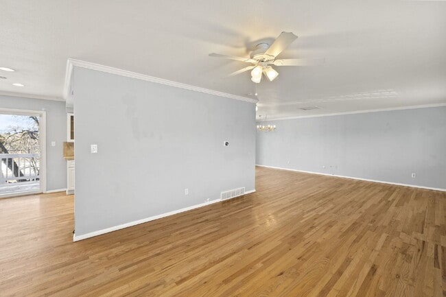 Foto del edificio - Spacious Split-Level Home with Beautiful Kitchen, Large Deck, and Fully Fenced Yard