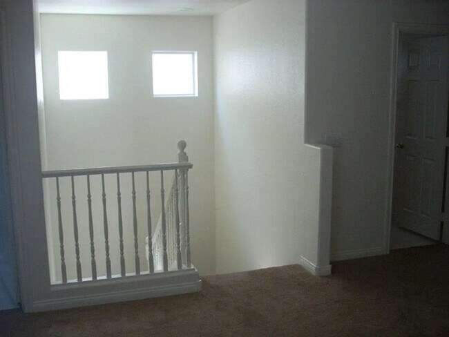 Building Photo - 2 Bedroom 2.5 Bath near S. Jones & W. Wind...