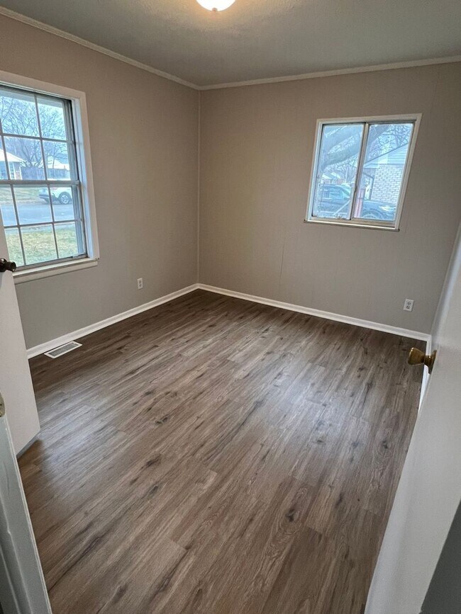 Foto del edificio - Four Bedrooms So Everyone Can Finally Have Their Own Door to Slam!