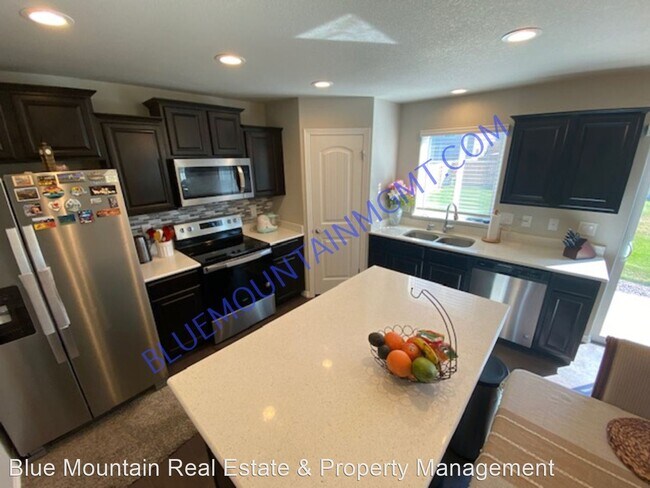 Building Photo - 4 br, 2.5 bath House - 6165 Shavers Dr