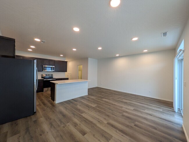 Foto del edificio - Brand New Townhome!