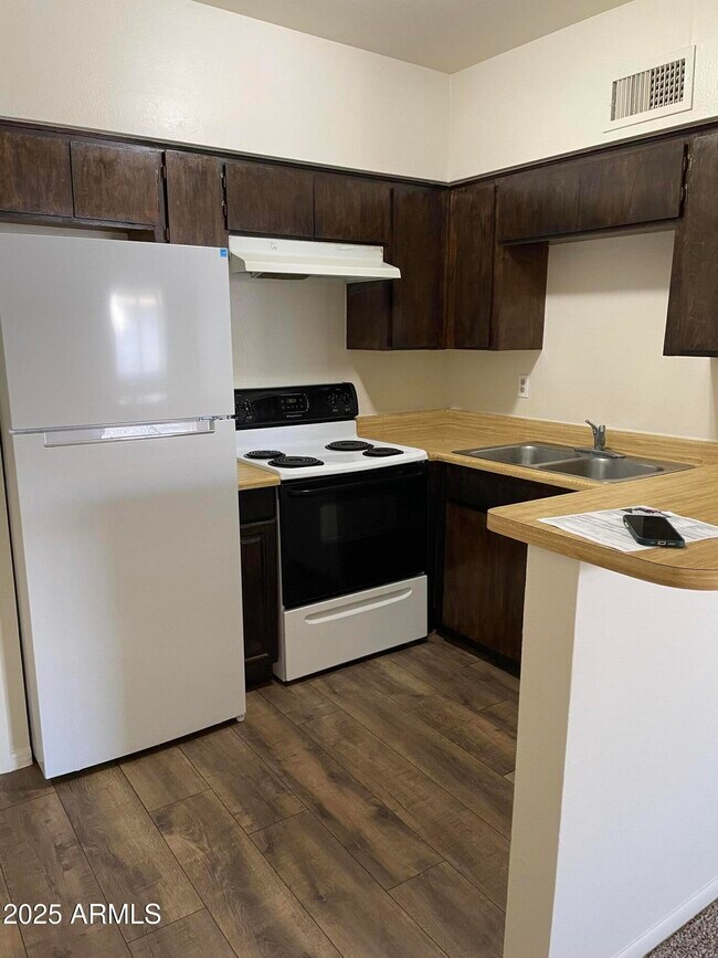 Foto del edificio - 585 W 20th Ave