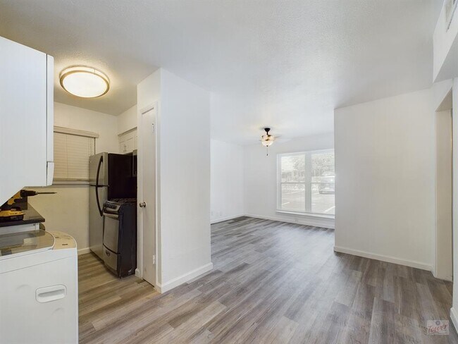 Foto del edificio - 2401 Manor Rd