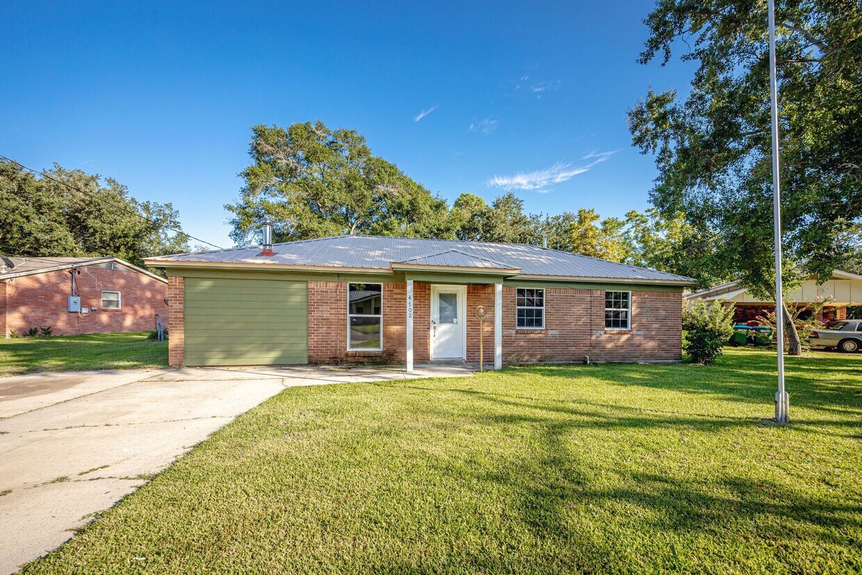 Foto principal - 3 Bed 1 Bath Home In Pascagoula - New Appl...