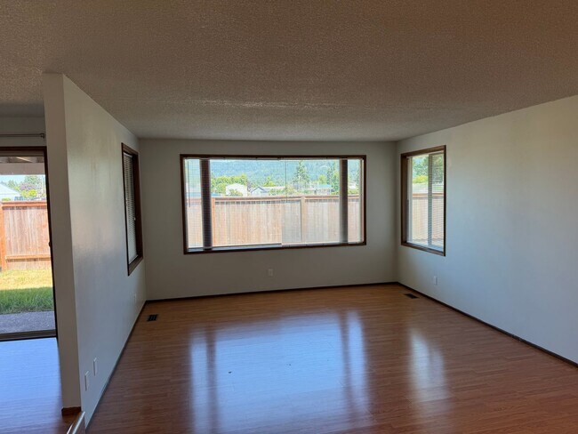 Foto del edificio - Large updated 4 bedroom, 2 bathroom home in Springfield!