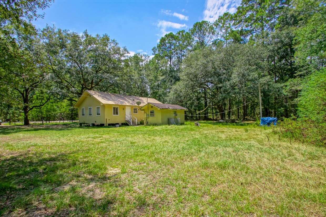 Building Photo - Wonderful single family home on 4.72 Acres...