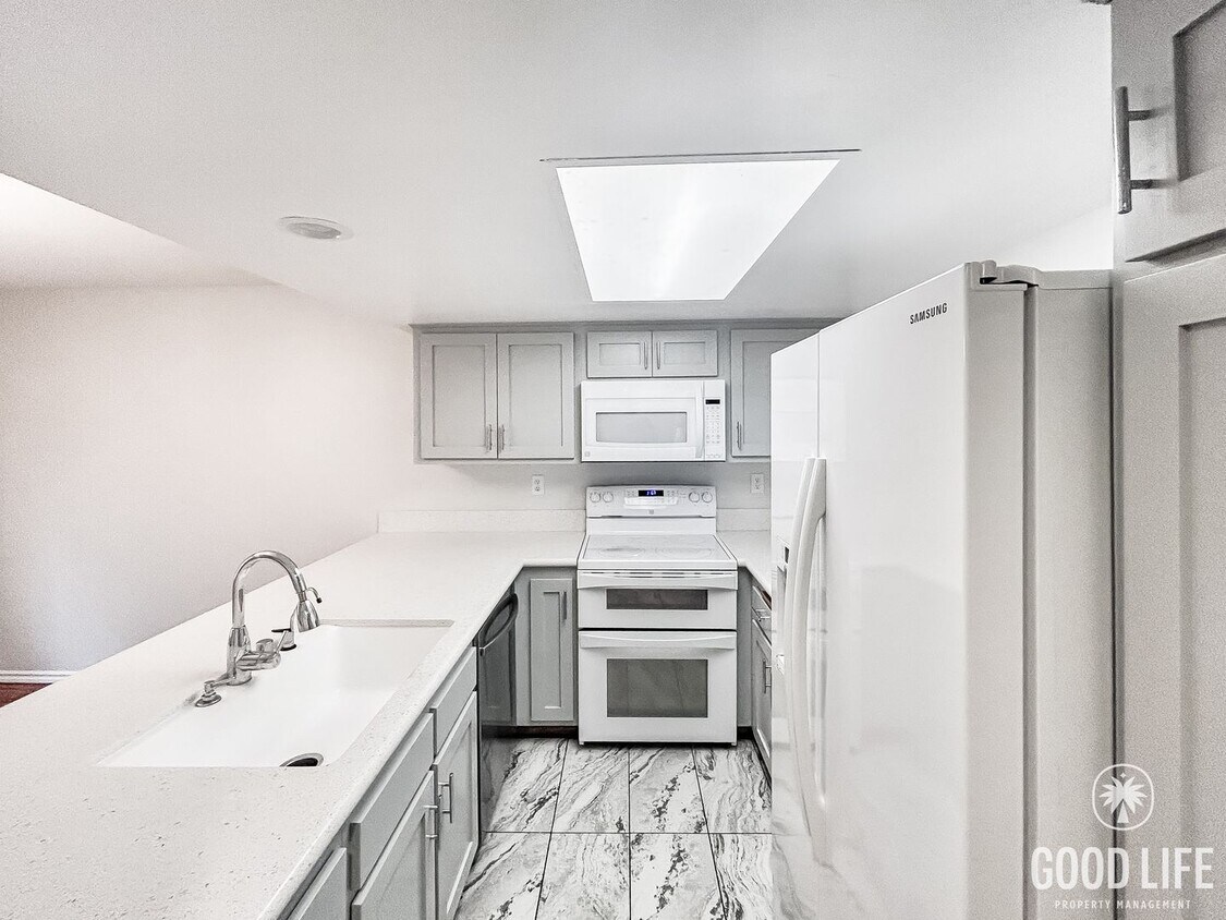 Foto principal - Beautiful 2BD/2.5 BA W/ In-Unit Laundry in...