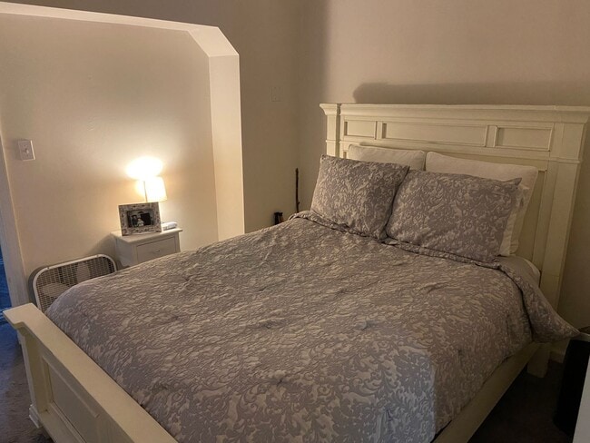 Building Photo - 1 bedroom / 1 full bathroom - $900 per mon...