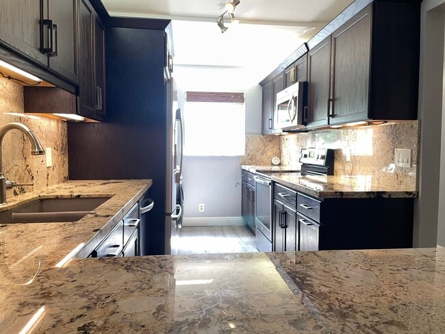 Foto del edificio - Beautifully renovated! 2 Bed, 2 Bath corne...