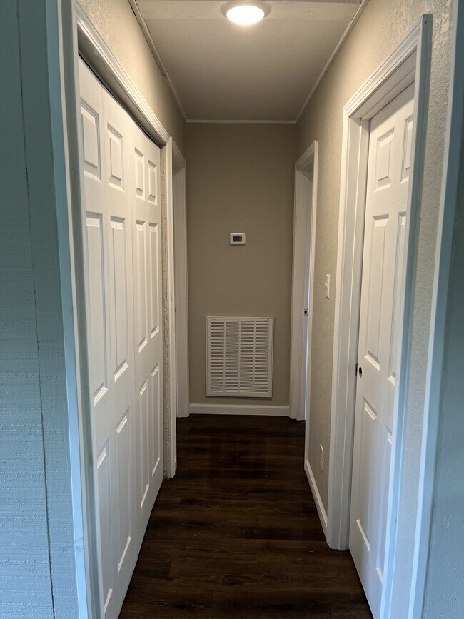 pasillo al 2do y 3er dormitorio - 8412 Sevierville Pike