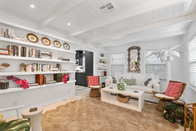 Building Photo - 612 N Palmway