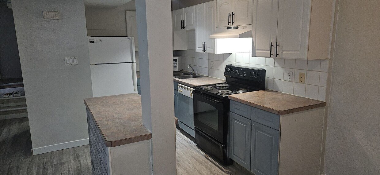 Primary Photo - 639 68 Av SW