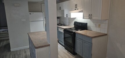 Building Photo - 639 68 Av SW