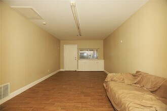 Building Photo - 103 E Meadow Ln