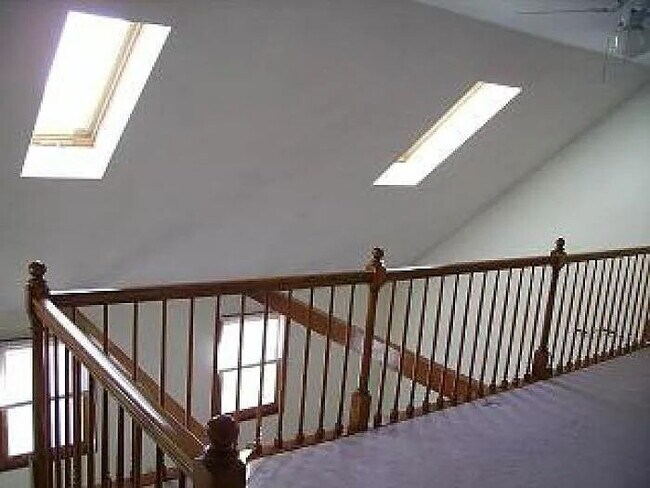 Foto del edificio - 3 bed 1/5 bath Townhome available 8/15/25