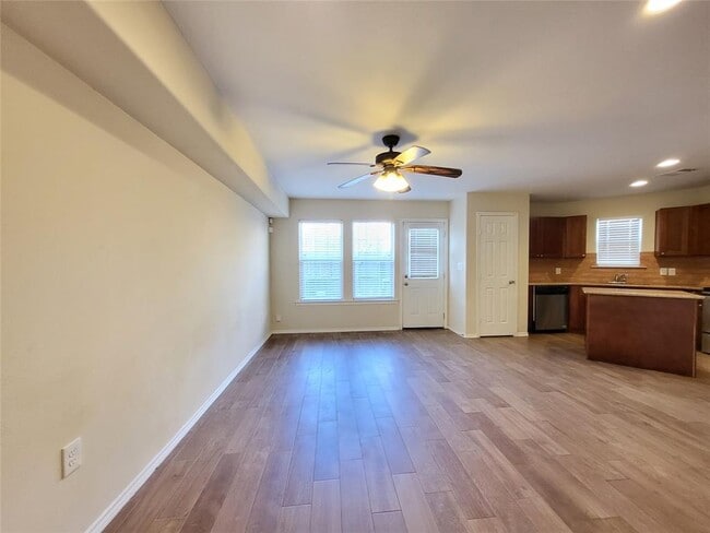 Foto del edificio - 6102 Shadow Isle Ln