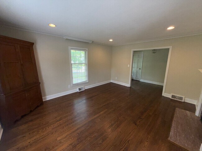 Building Photo - Myers Park 3 Bedrooms 2 Bathroom Duplex!