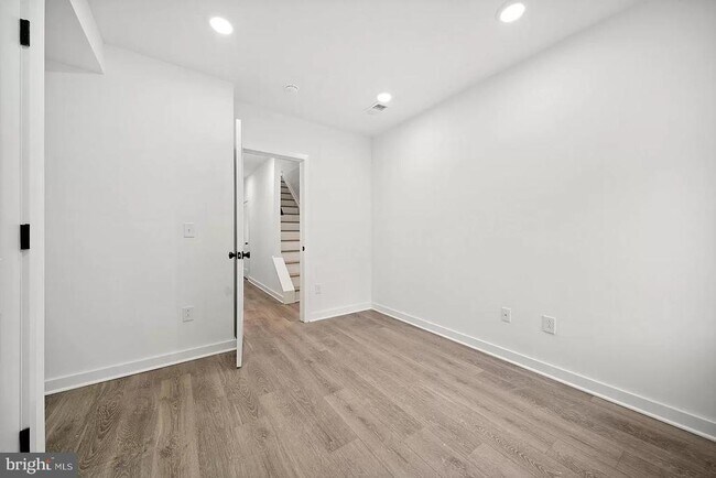 Building Photo - 1305 W Clearfield St