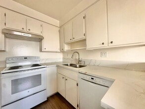 Building Photo - 1226 Larrabee St