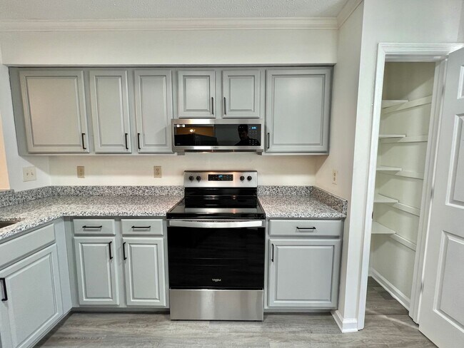 Building Photo - Renovated 2 Bedroom, 1.5 Bath Townhouse