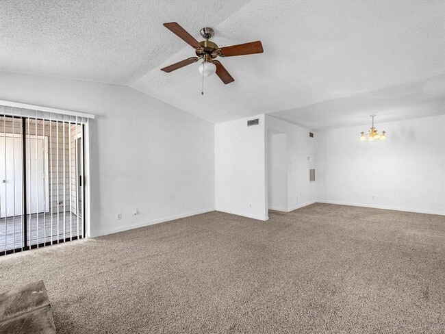 Building Photo - 17401 Red Oak Dr