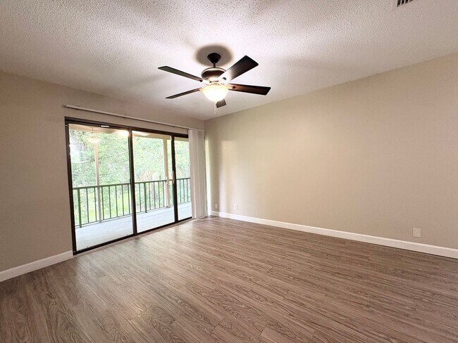 Foto del edificio - Beautiful Corner Unit with Vinyl Plank Flooring & Private Screened Patio