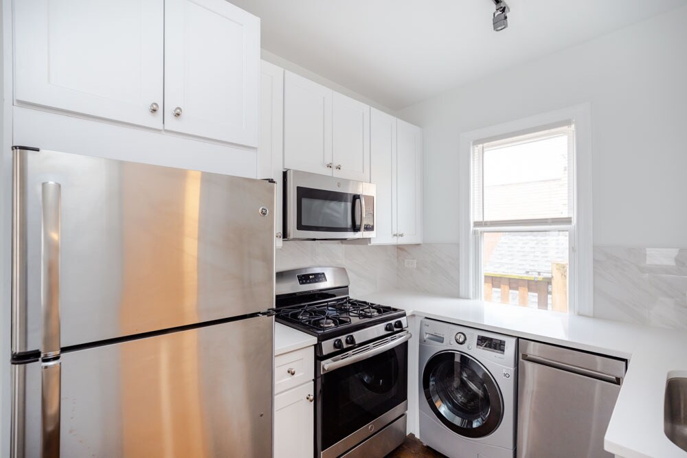 Primary Photo - 2646 N Marshfield Ave