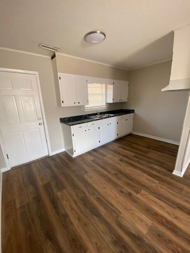 Foto del edificio - One bedroom one bath room apartment