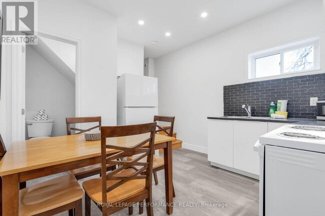 Building Photo - 123 Pamilla St