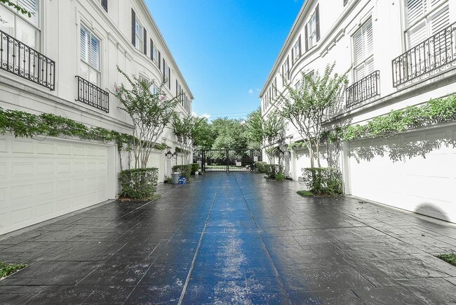 Building Photo - 146 Oak Place Dr