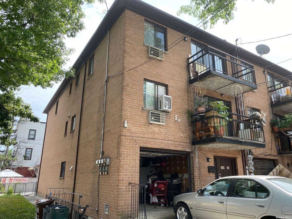 Primary Photo - 149-24 Roosevelt Ave