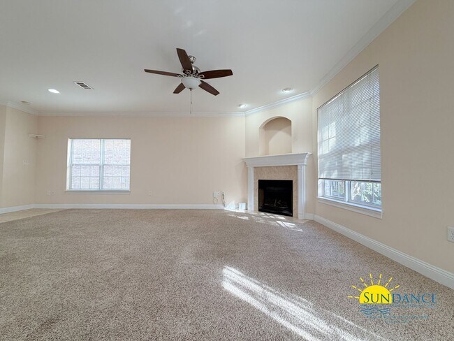 Foto del edificio - Natural Light Filled end unit 2-Story 3BR Niceville Home!
