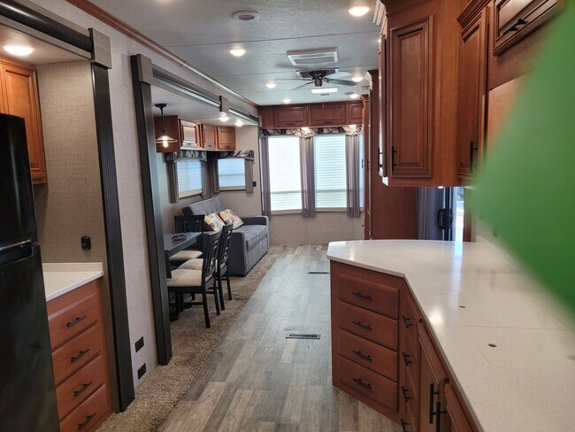 Foto del edificio - 55 + Beautiful Park Model. 2 Bed/1.5 bath ...