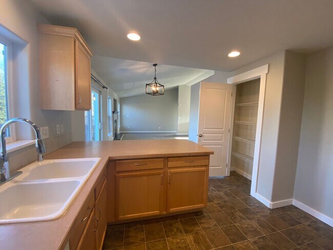 Building Photo - Beautiful 4-bedroom 2.5 bath home located ...