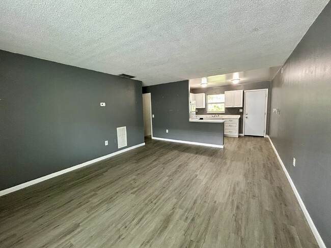 Building Photo - Lovely, updated 1 bed 1 bath available now...