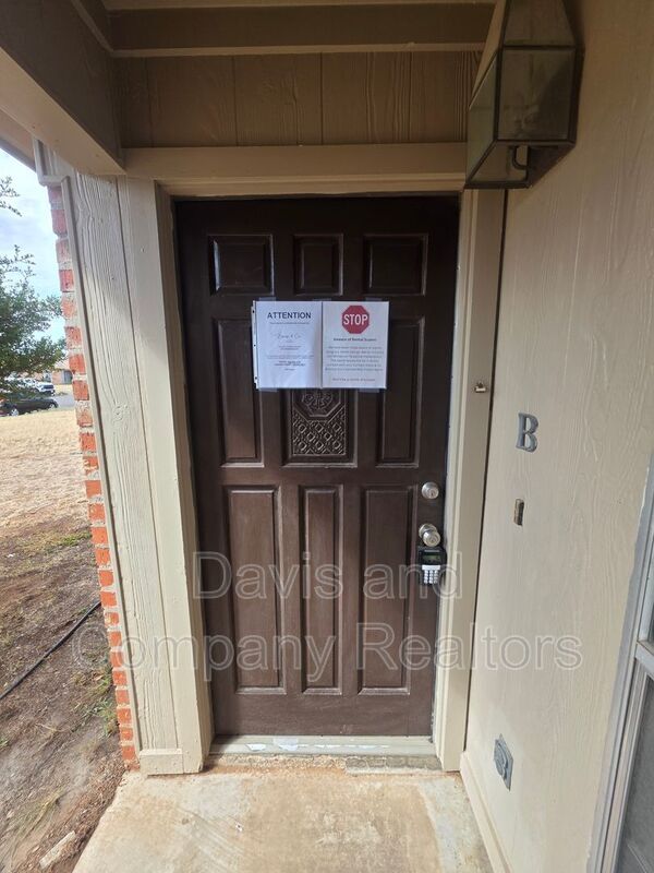 Building Photo - 4800 Country Club Dr