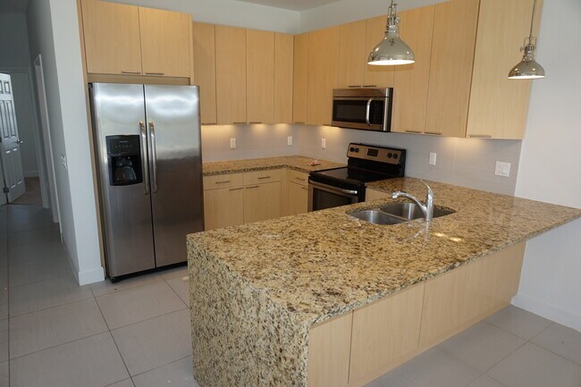 Foto del edificio - Spacious 3 Bed 3 Bath Townhome with Pool