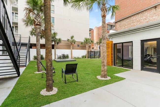 Foto del edificio - 2 bed/1 bath on King St. Live in the Heart...